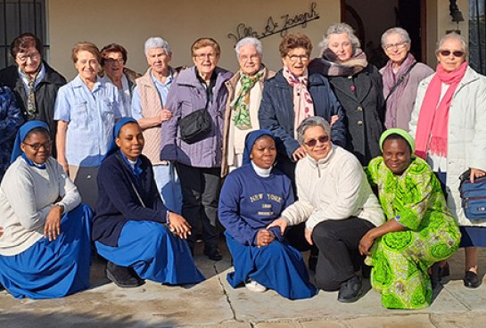 Junto a las Religiosas de la Comunidad de Boujan-sur-Libron, participaron la Superiora General, Rosa Masferrer Felip, y un grupo de Hermanas y Laicas de San José de Gerona (LSJG) venidas de España, unidas a la alegría de la fiesta de esta efeméride.