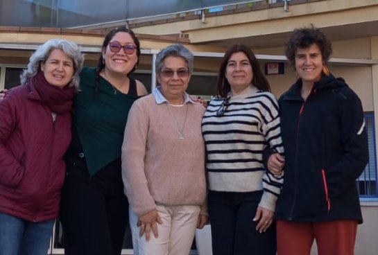 La Directora de Identidad de los Servicios Corporativos del IRSJG, Hna. Martha Lilia Herrera, en medio, junto a las responsables del SAER.
