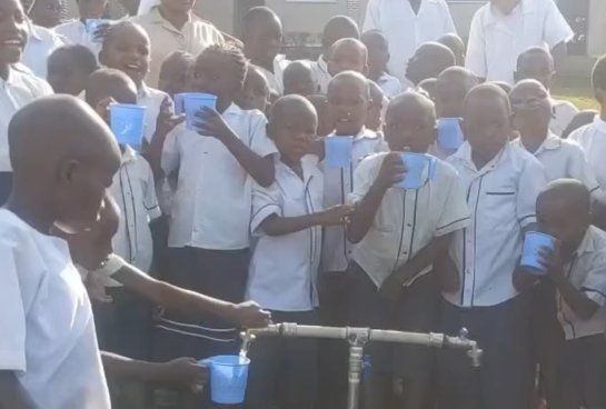 El agradecimiento del alumnado del Complexe Scolaire Saint Joseph de Rubare, en la República Democrática del Congo, por la fuente de agua. 