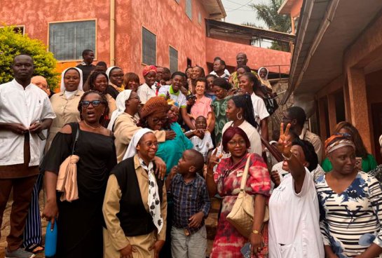 Foto de familia tras la celebración, en el Hôpital Catholique St. Joseph de Nkolondom.