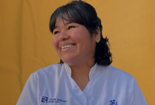 Roxana Pilar Ortega, auxiliar de geriatría, quien aprende catalán para mejorar la comunicación en sus cuidados.