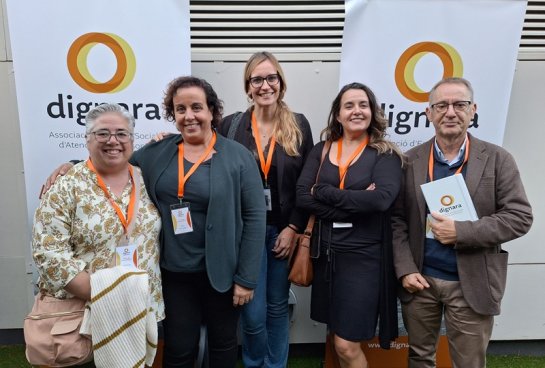 La superiora del Co·legi Sagrada Família, Hna. M. Loli Cisneros; la responsable del Área de las Personas del Instituto, Esther Moya; la directora de la Residència Santa Maria del Tura, Eva Carrera; el director de Calidad del IRSJG, Joan Codina, y la directora de la Residència Nazaret, Susana Ortega, en el acto de presentación de DIGNARA.