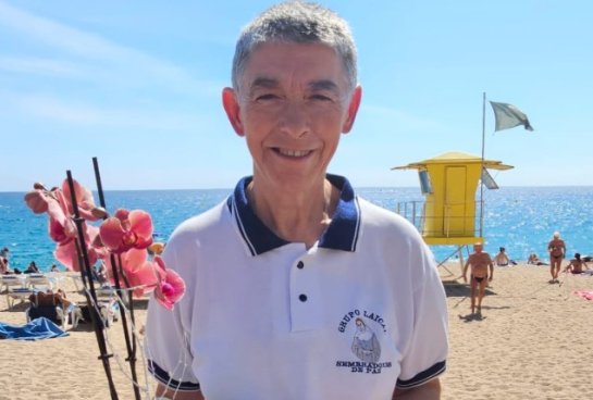 Imagen tras el reconocimiento institucional que le hizo el Ayuntamiento de la población el pasado mes de septiembre por su contribución humana.