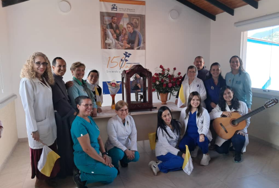 La recepción de la reliquia en el centro de salud estuvo acompañada de momentos de profunda emoción, vividos por el personal médico asistencial y fieles.