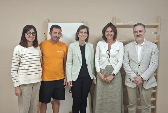 Anna Prat, directora administrativa y financiera de Nexe Fundació; Jordi Ventura, director de su Área de Infancia y Familia; la Dra. Cecilia Gras, gerente de la Clínica Nostra Senyora del Remei; Sonia Corpas, la directora general de Nexe Fundació, y el director General Corporativo del IRSJG, Lluís Viguera. 
