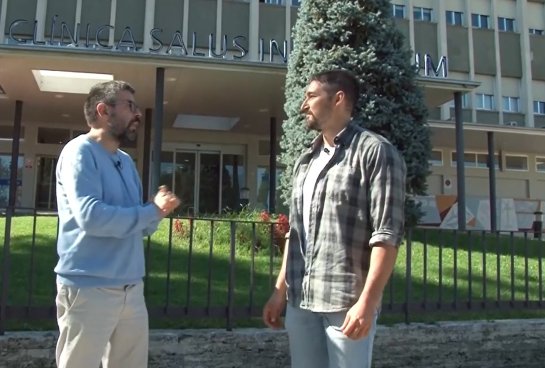 El psicólogo del Centro Simon Puig, junto al periodista de Banyoles TV Jordi Rull.