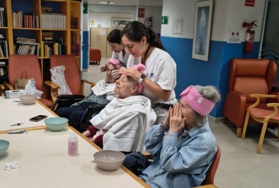 Un momento en el taller de autocuidado de la Residència Nazaret, donde las residentes disfrutan de cuidarse y sentirse bien.
