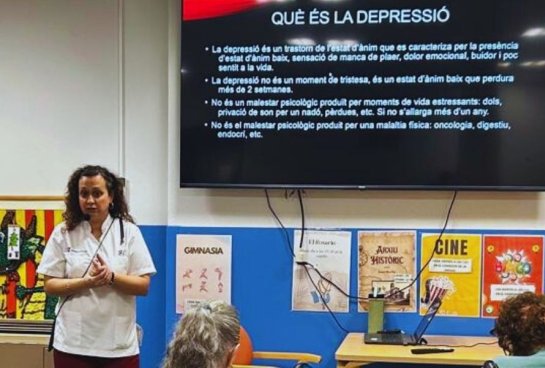 Ivette Casas Güell, psicóloga y neuropsicóloga, en un momento de la actividad con las personas residentes.