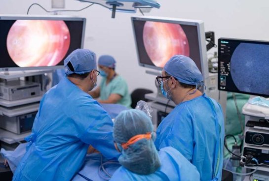 Este procedimiento mínimamente invasivo acelera la recuperación y disminuye el riesgo de complicaciones.