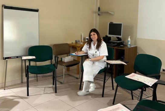 La psicóloga del Centre Maria Gay, Mònica Palomo, facilita el encuentro entre participantes, procurando un espacio seguro, confidencial y respetuoso. 