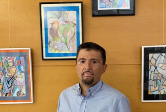 Vasile Andron, junto a parte de su colección de 50 obras que hablan de emociones y que pueden visitarse en la recepción y en una de las salas de visitas.