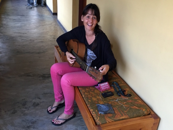 Susana, voluntaria en Ruanda, afinando la guitarra