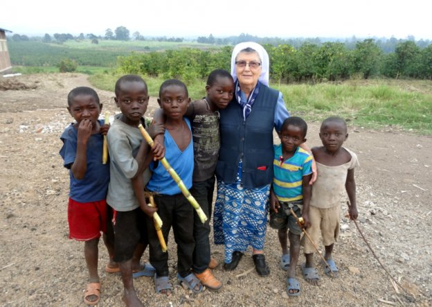 Hermana con niños de Rubare