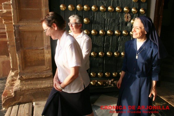 Me. Carmen García (Superiora General de las Religiosas de San José de Gerona), Hna. Ana Mérida Montoya (Delegada de Misiones) y Hna. Mari Loli Cisneros (Superiora de la Comunidad de Arjonilla) se dirigen a recibir al Obispo.