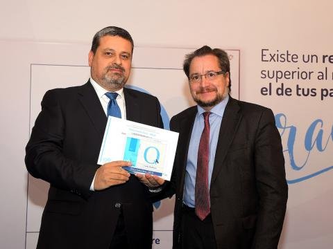 El Dr. Miguel Ortegón, gerente de Clínica Santa Elena, recoge la acreditación QH-Quality Healthcare.