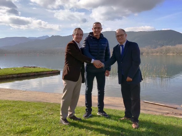 De izquierda a derecha: Dr. Marco Paz, director médico de la Clínica;  Sr. Albert Comas, presidente del CN Banyoles; Sr. Àngel Gómez, gerente de Clínica Salus Infirmorum.