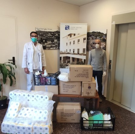 Sergi Altarriba haciendo entrega del material a Jordi Pujiula, director del Centro
