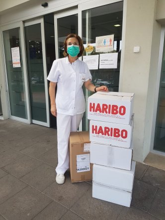 Donación de caramelos Haribo y batas