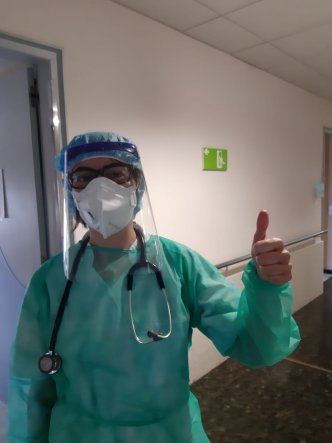Una trabajadora de la Clínica Salus con la visera protectora