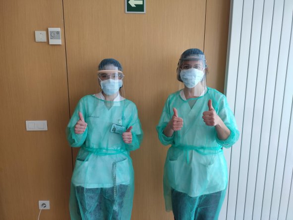 Trabajadoras de la Residencia San José con las viseras de protección regaladas por los vecinos de Benimamet