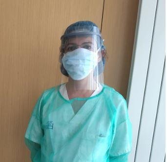 Trabajadora con visera de protección
