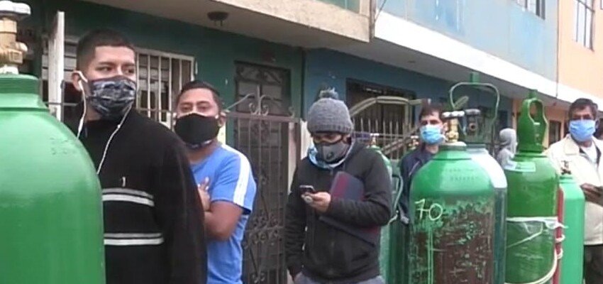 Espera para recibir bombonas de oxígeno, Perú.