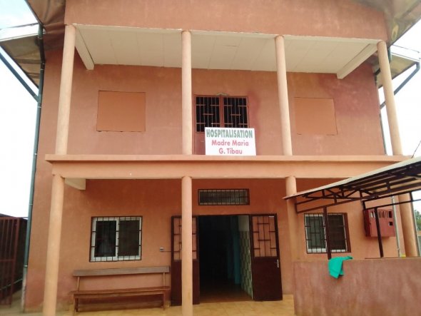 Edificio de hospitalización del Centre Médical Catholique de Nkolondom.