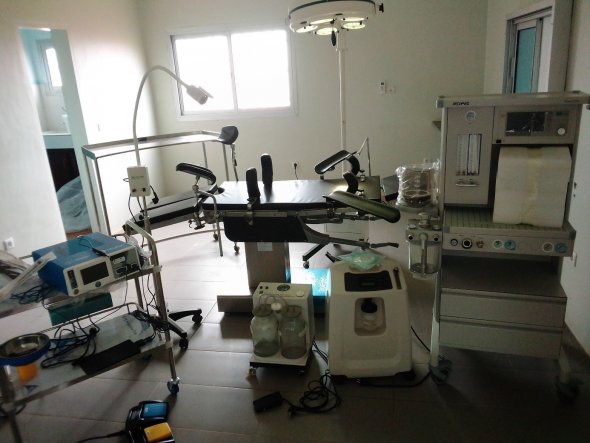 Equipamiento para la nueva sala de quirófano del Centre Médical Catholique de Nkolondom