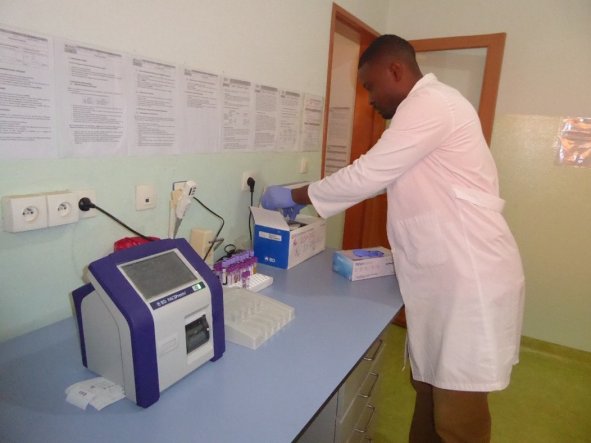 La nueva máquina, ya instalada en el laboratorio del Centro Dream (Centro Médico Católico de Nkolondom, en Camerún)
