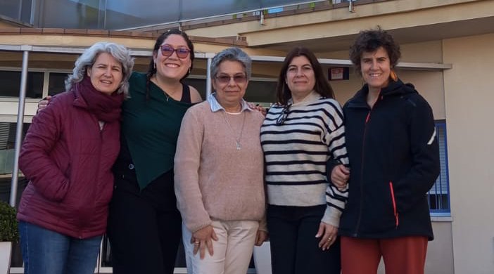 La Directora de Identidad de los Servicios Corporativos del IRSJG, Hna. Martha Lilia Herrera, en medio, junto a las responsables del SAER.