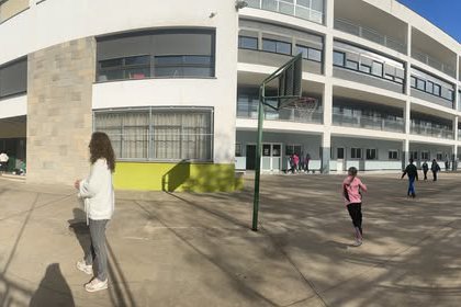 En el Col·legi Sagrada Família, Vila-roja (Girona), es la Obra Social del IRSJG, al cual pertenece, quien asume la cuota de las familias, garantizando la gratuidad de la enseñanza, en un barrio vulnerable.