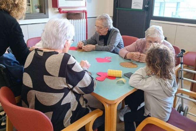 "A las personas mayores se les ilumina la cara con los niños y niñas", afirma el equipo de profesionales.