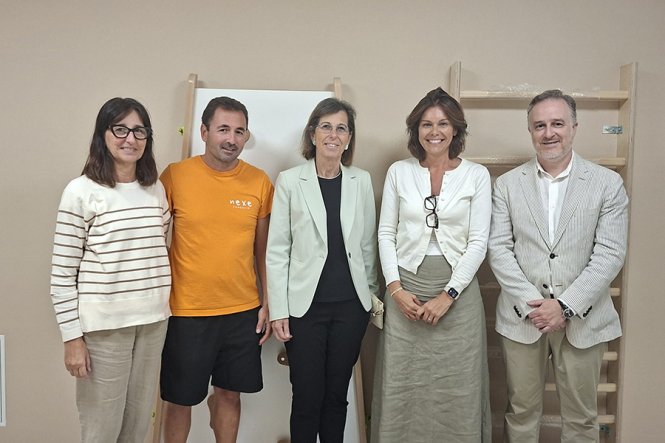 Anna Prat, directora administrativa y financiera de Nexe Fundació; Jordi Ventura, director de su Área de Infancia y Familia; la Dra. Cecilia Gras, gerente de la Clínica Nostra Senyora del Remei; Sonia Corpas, la directora general de Nexe Fundació, y el director General Corporativo del IRSJG, Lluís Viguera. 