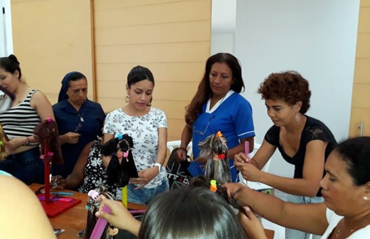 Formación en peluquería para madres cabeza de hogar en el sector de Siloé, en Cali, Colombia
