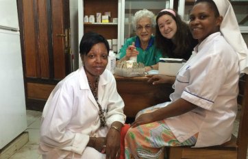 Helena en la farmacia del Centro de Salud, en Guinea Ecuatorial