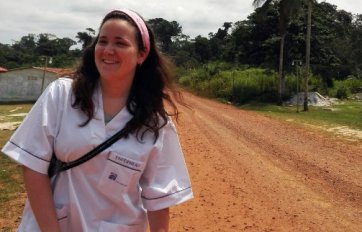 Helena camino del Centro de Salud, en Guinea Ecuatorial
