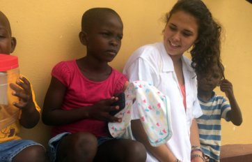 Anna con niños del poblado, en Guinea Ecuatorial