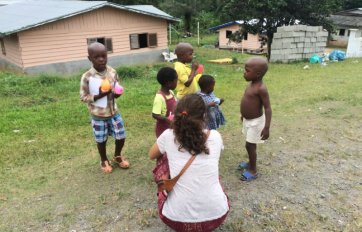 Anna contemplando a los niños del poblado, en Guinea Ecuatorial