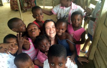 Helena con un grupo de niños, en Guinea Ecuatorial
