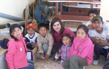 Pilar con niños de refuerzo escolar