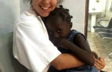 Anna con una niña, en el Centro de Salud, en Guinea Ecuatorial