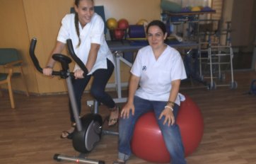 Chelo y Esther trabajan como fisioterapeutas en la Residencia San José de Burjassot