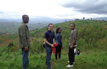 Daniel con nativos de Nyarusange, Ruanda