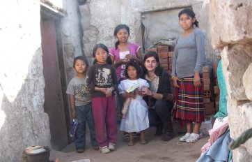 Pilar visita a una familia de Arequipa
