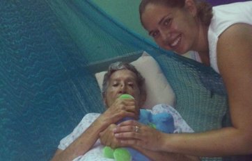 Manoli con una de las mujeres mayores de Tizimín